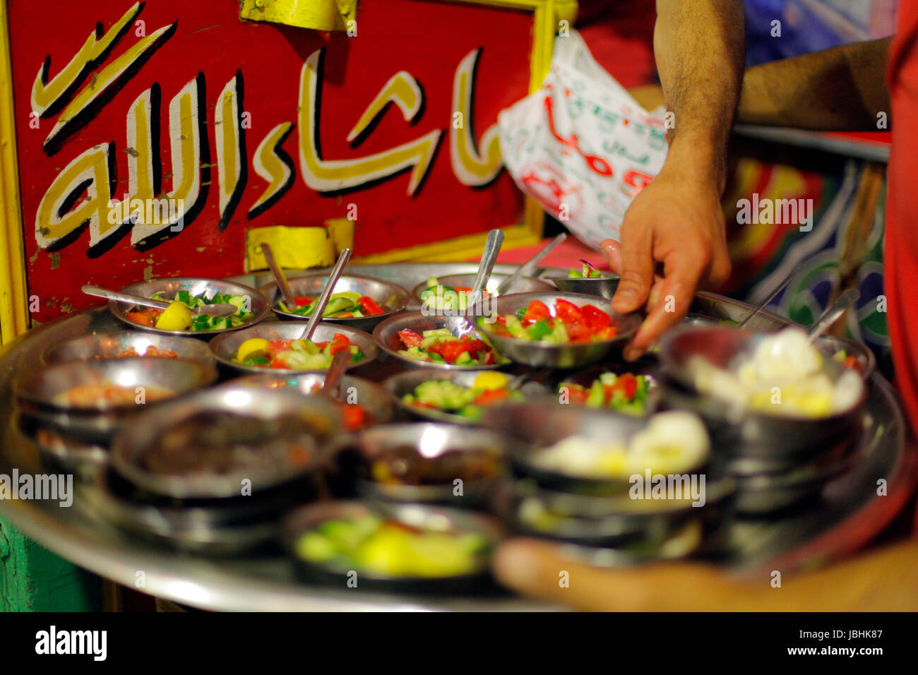 Il Cairo. 11 Giugno, 2017. Un produttore egiziano prepara il pre-alba 'Suhoor' pasto durante il mese sacro del Ramadan del Cairo in Egitto il 11 giugno 2017. Credito: Ahmed Gomaa/Xinhua/Alamy Live News Foto Stock