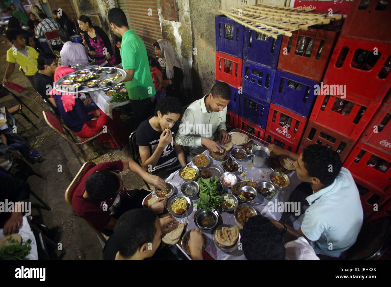Il Cairo. 11 Giugno, 2017. Gli Egiziani si riuniscono per avere il pre-alba 'Suhoor' pasto durante il mese sacro del Ramadan del Cairo in Egitto il 11 giugno 2017. Credito: Ahmed Gomaa/Xinhua/Alamy Live News Foto Stock