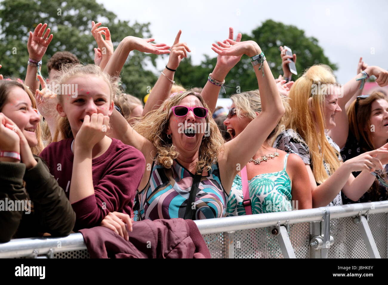 Newport, Isle of Wight, Regno Unito. 11 Giugno, 2017. Isle of Wight Festival Giorno 4 - folla colpo di ragazzi guardare scouting per ragazze in esecuzione al IOW Festival, Seaclose Park Newport 11giugno 2017, UK Credit: DFP/fotografica Alamy Live News Foto Stock