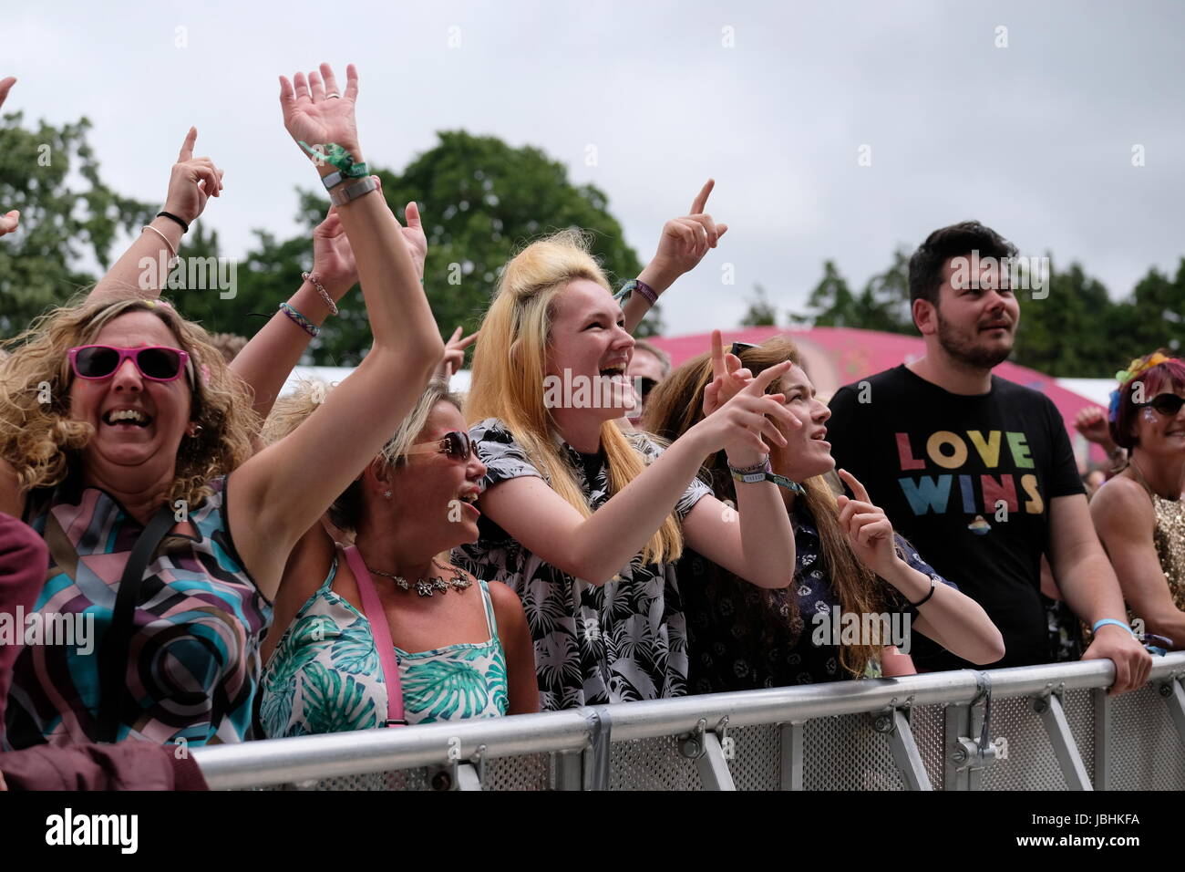 Newport, Isle of Wight, Regno Unito. 11 Giugno, 2017. Isle of Wight Festival Giorno 4 - folla colpo di ragazzi guardare scouting per ragazze in esecuzione al IOW Festival, Seaclose Park Newport 11giugno 2017, UK Credit: DFP/fotografica Alamy Live News Foto Stock