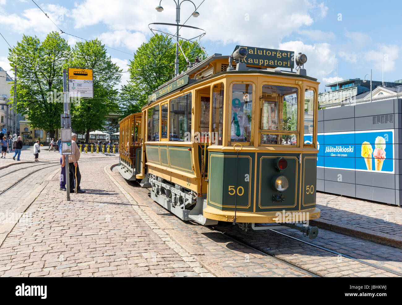 Helsinki, Finlandia. Decimo Giugno, 2017. Antica vintage tram come un pubblico transpoirt nel centro della città di Helsinki, Finlandia del 10 giugno 2017 Credit: Risto Hunt/Alamy Live News Foto Stock