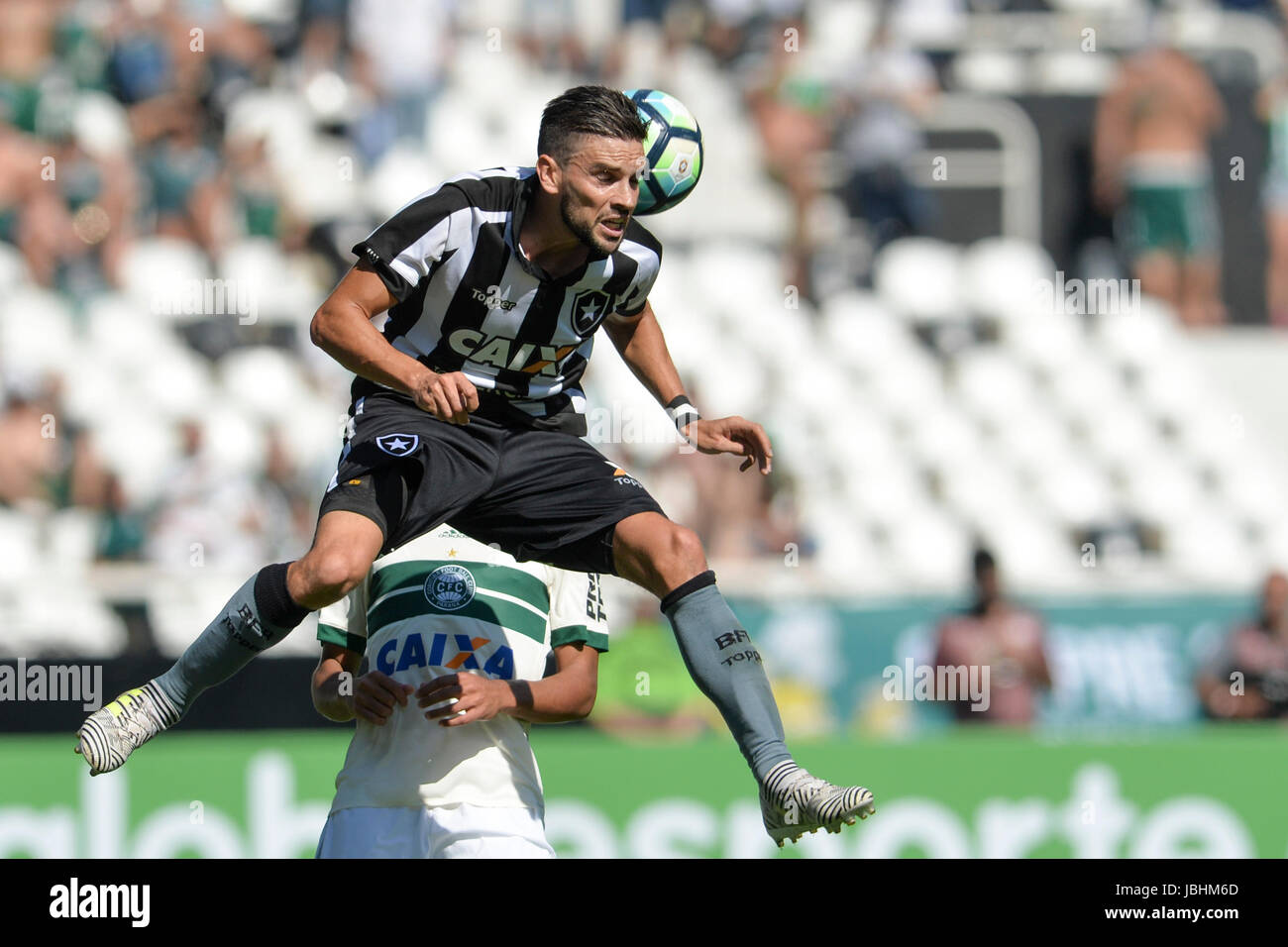 RIO DE JANEIRO, RJ - 11.06.2017: il BOTAFOGO X CORITIBA - Rodrigo Pimpão in un concorso a sfera con Dodô durante il Botafogo vs Coritiba tenutosi presso la Nilton Santos Stadium per il sesto round del campionato brasiliano di Rio de Janeiro, RJ. (Foto: Celso Pupo/Fotoarena) Foto Stock