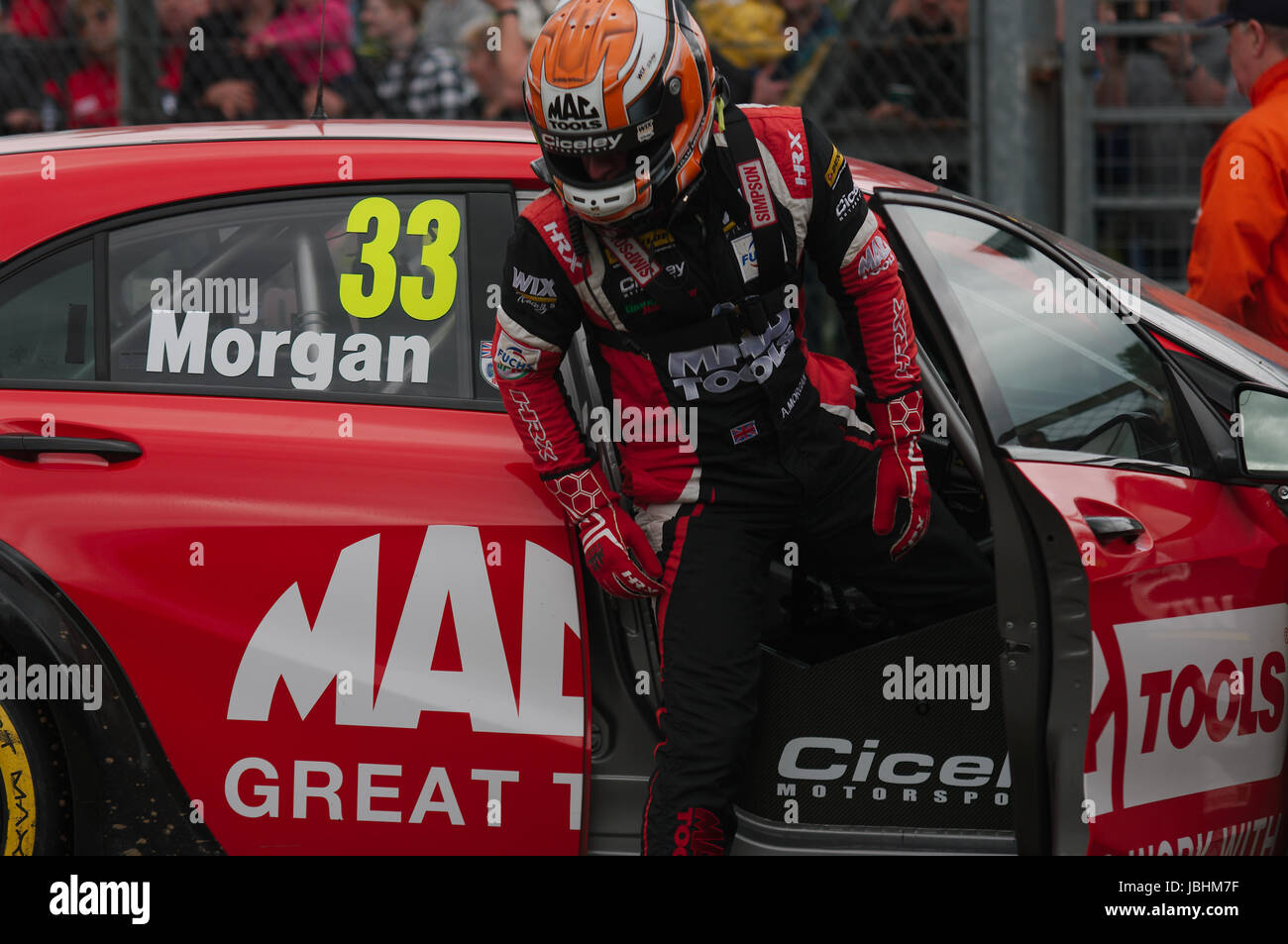 Circuito di Croft, Inghilterra, 11 giugno 2017. Adam Morgan uscendo dalla sua auto danneggiata dopo il ritiro dalla gara 13 del British Touring Car Championship sul circuito di Croft, Credito: Colin Edwards/Alamy Live News. Foto Stock