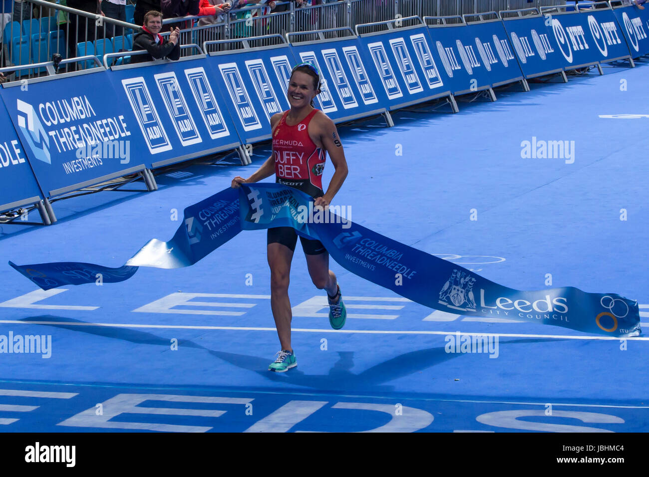 Leeds, Regno Unito. 11 Giugno, 2017. Leeds, Regno Unito. 11 Giugno, 2017. Flora Duffy attraversando la linea di finitura per vincere il mondo ITU Triathlon in Leeds. Credito: James Copeland/Alamy Live News Credito: James Copeland/Alamy Live News Foto Stock