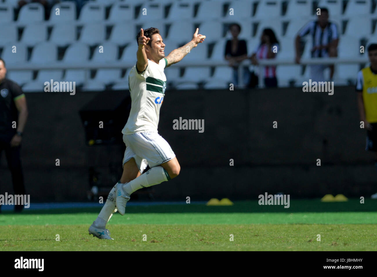 RIO DE JANEIRO, RJ - 11.06.2017: il BOTAFOGO X CORITIBA - Henrique Almeida celebra obiettivo durante il Botafogo vs Coritiba tenutosi a Nilton Santos Stadium per il sesto round del campionato brasiliano di Rio de Janeiro, RJ. (Foto: Celso Pupo/Fotoarena) Foto Stock