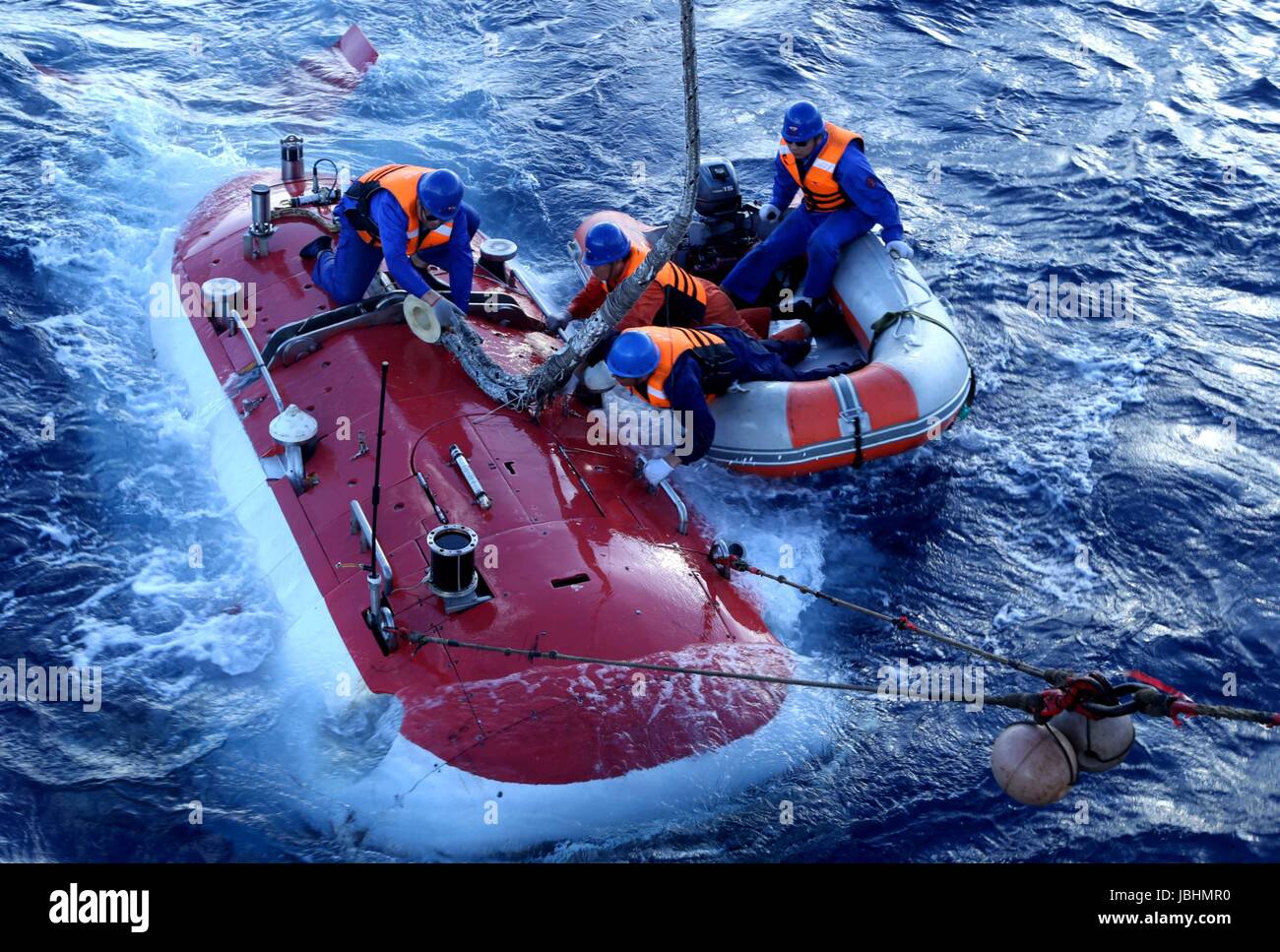 (170611) -- A BORDO DI UNA NAVE XIANGYANGHONG 09, 11 giugno 2017 (Xinhua) -- il personale lavora legare un cavo per la Cina del presidiato di sommergibile Jiaolong dopo la sua immersione nella trincea di Yap, 11 giugno 2017. Jiaolong completato il suo 151dive domenica dal 2009. (Xinhua/Liu di spedizione) (zwx) Foto Stock