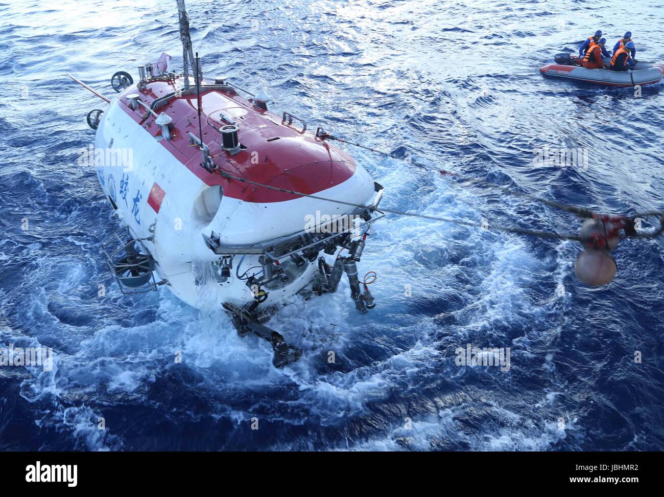 (170611) -- A BORDO DI UNA NAVE XIANGYANGHONG 09, 11 giugno 2017 (Xinhua) -- presidiati sommergibile Jiaolong superfici dopo la sua immersione nella trincea di Yap, 11 giugno 2017. Jiaolong completato il suo 151dive domenica dal 2009. (Xinhua/Liu di spedizione) (zwx) Foto Stock