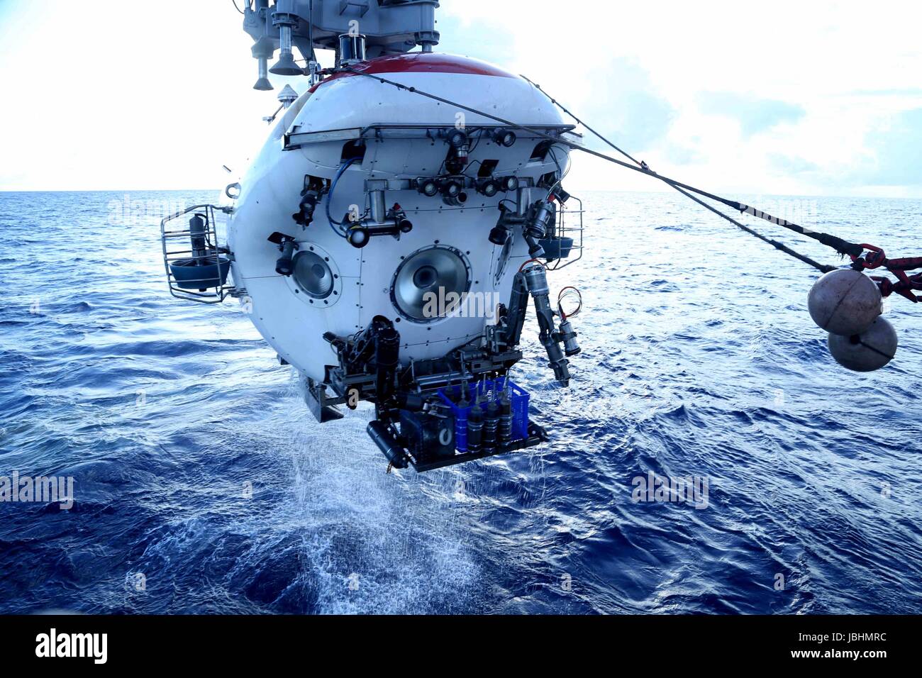 (170611) -- A BORDO DI UNA NAVE XIANGYANGHONG 09, 11 giugno 2017 (Xinhua) -- presidiati sommergibile Jiaolong lascia l'acqua dopo la sua immersione nella trincea di Yap, 11 giugno 2017. Jiaolong completato il suo 151dive domenica dal 2009. (Xinhua/Liu di spedizione) (zwx) Foto Stock