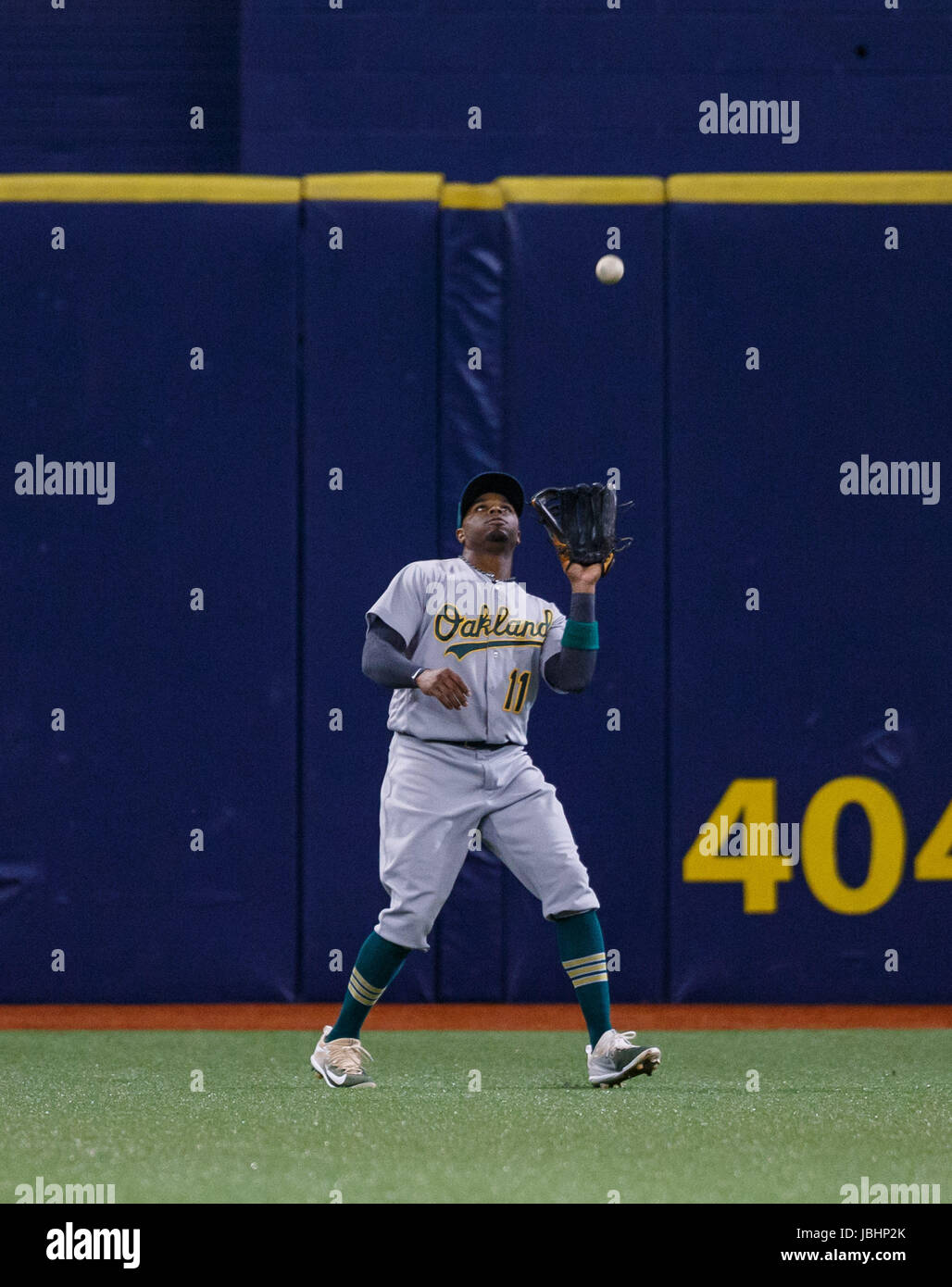 Giugno 10, 2017 - Oakland Athletics Rajai Davis (11) Si ritiene che le catture di Tampa Bay Rays Steven Souza Jr. (20) a sfera a Mosca nel primo inning nel secondo gioco di un doubleheader tra l atletica e i raggi al Tropicana Field, San Pietroburgo, Florida, Stati Uniti d'America. Del Mecum/CSM Foto Stock