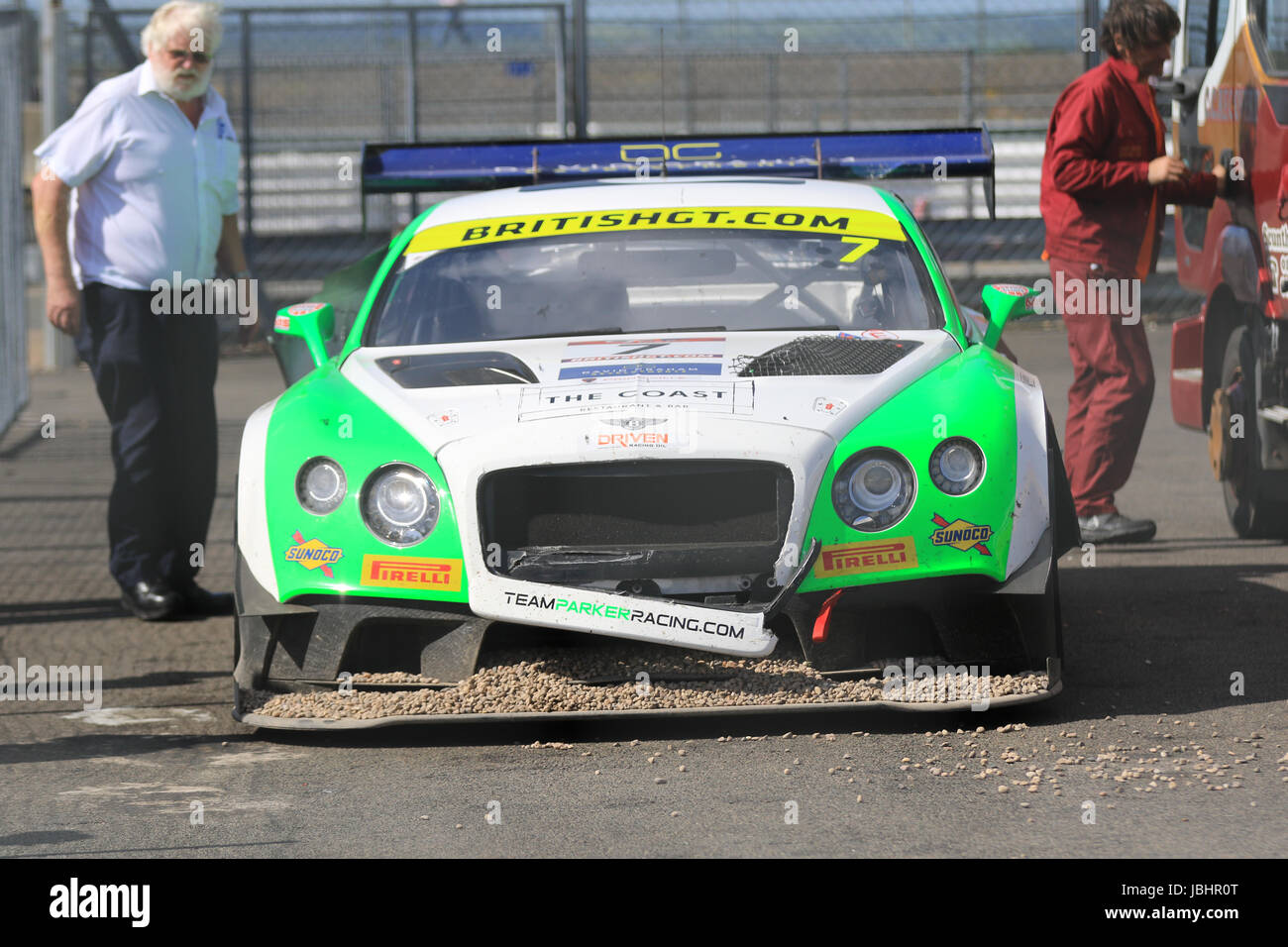 Silverstone, Regno Unito. 11 Giugno, 2017. Il Bentley del Team Racing Parker in verifiche tecniche dopo un crash di credito parentesi: Raval/Alamy Live News Foto Stock