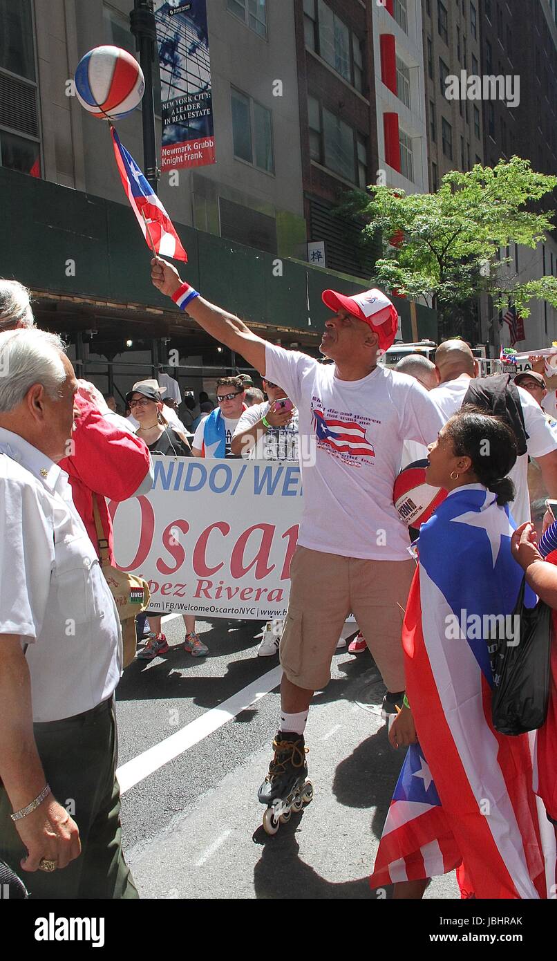 New York, NY, STATI UNITI D'AMERICA. 11 Giugno, 2017. Partecipante nel 2017 nazionale di Puerto Rican Day Parade di New York New York il 11 giugno 2017. Credito: Rainmaker foto/media/punzone Alamy Live News Foto Stock