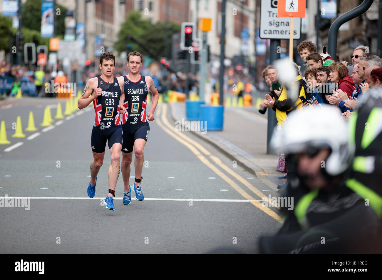 Fratelli Brownlee ai Campionati mondiali di triathlon dell'ITU, Leeds, West Yorkshire. 11th giugno 2017. I fratelli Alistair (n. 28) e Jonathan (n. 26) Brownee prendono il primo e il secondo posto nell'evento di triathlon mondiale, per rapirne la pupausa nella loro città natale Foto Stock