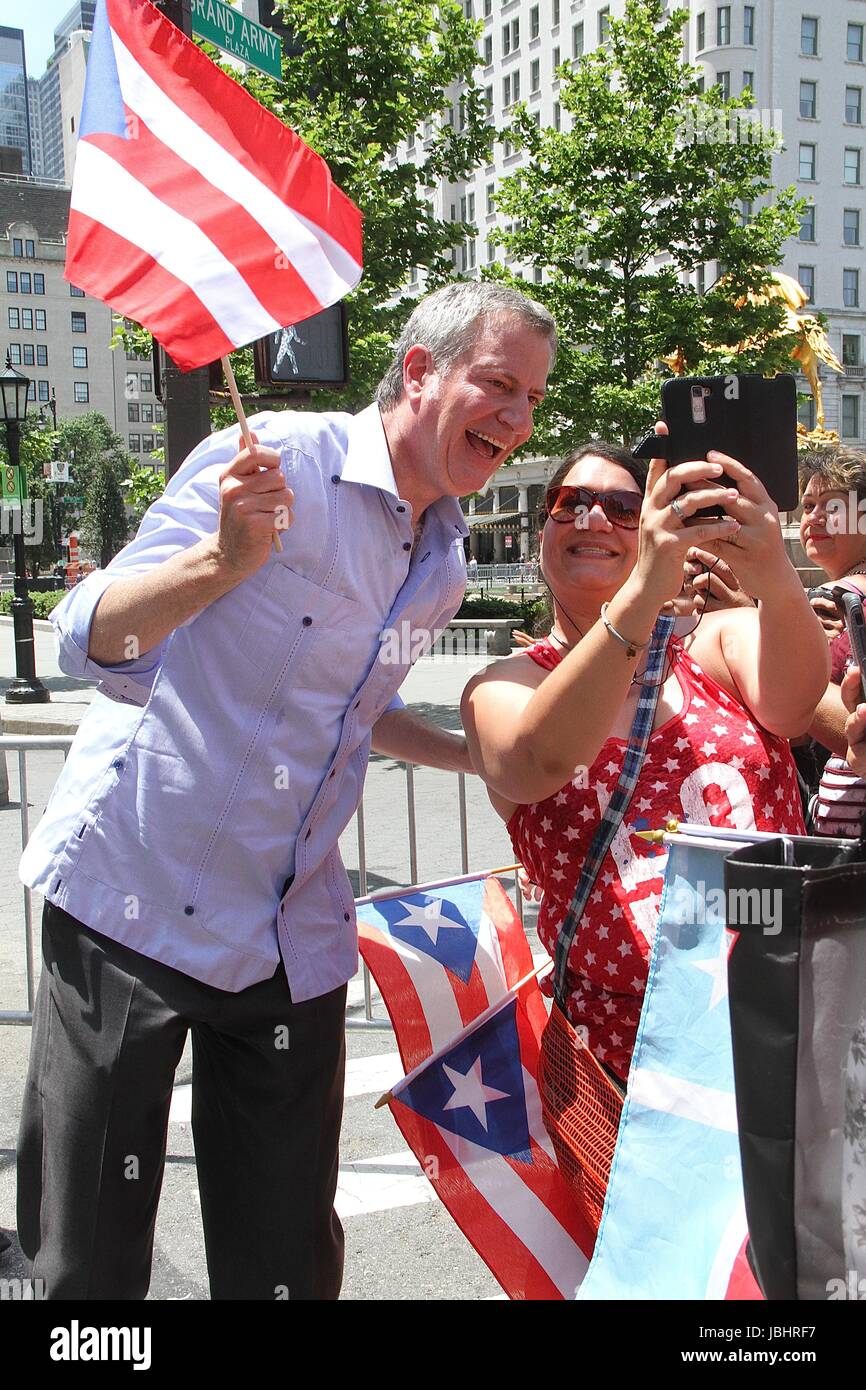 New York, NY, STATI UNITI D'AMERICA. 11 Giugno, 2017. Sindaco di New York City Bill de Blasio al 2017 nazionale di Puerto Rican Day Parade di New York New York il 11 giugno 2017. Credito: Rainmaker foto/media/punzone Alamy Live News Foto Stock