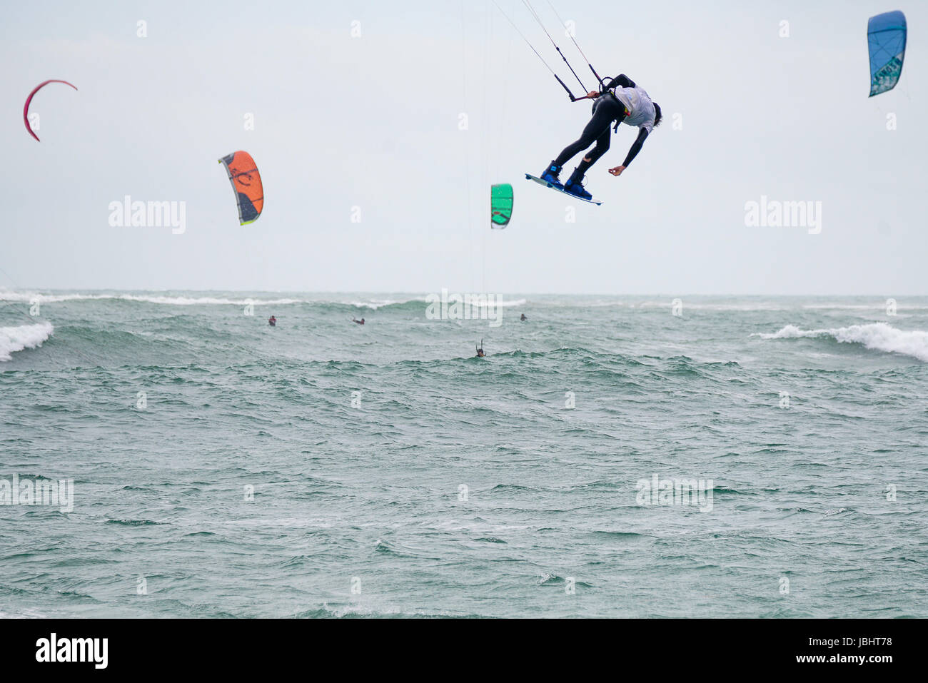 Beachlands, Hayling Island. 11 giugno 2017. La Vergine di Kitesurf Armada ha avuto luogo off Hayling Island oggi con ottimo vento e onde. Kitesurfisti rendendo la maggior parte delle condizioni off Beachlands, Hayling Island, Hampshire. Credito: James jagger/Alamy Live News Foto Stock