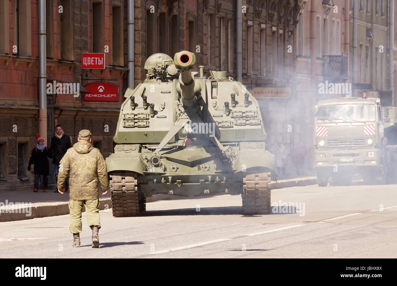 San Pietroburgo, Russia - 9 Maggio 2017. Celebrazione del giorno della vittoria: Pistola semovente Foto Stock