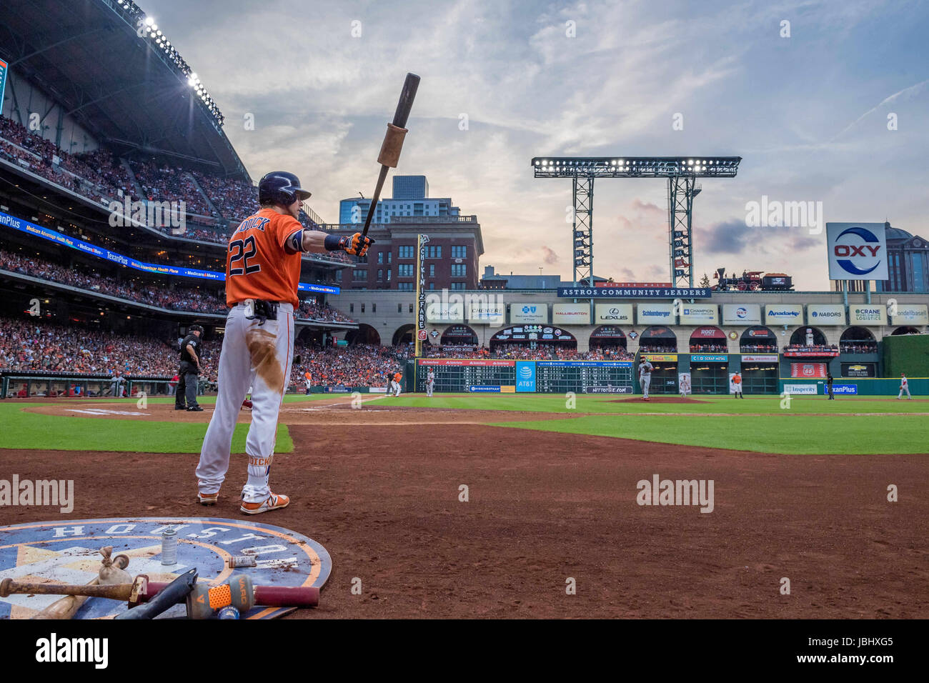 Houston, TX, Stati Uniti d'America. Il 9 giugno, 2017. Una vista di Minute Maid Park con il tetto aperto come Houston Astros diritto fielder Josh Reddick (22) attende sul ponte durante un Major League Baseball gioco tra Houston Astros e il Los Angeles Angeli al Minute Maid Park a Houston, TX. Gli angeli ha vinto il gioco 9-4.Trask Smith/CSM/Alamy Live News Foto Stock