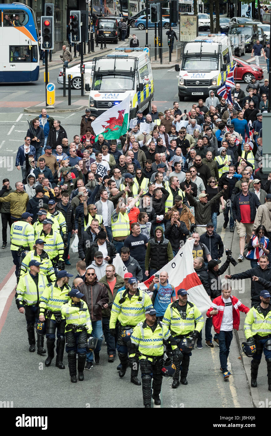 Circa un migliaio di partecipare a destra "unirsi contro l' odio anti-islamico e marzo Rally porterebbe da Tommy Robinson nel centro della città di Manchester, UK. Foto Stock