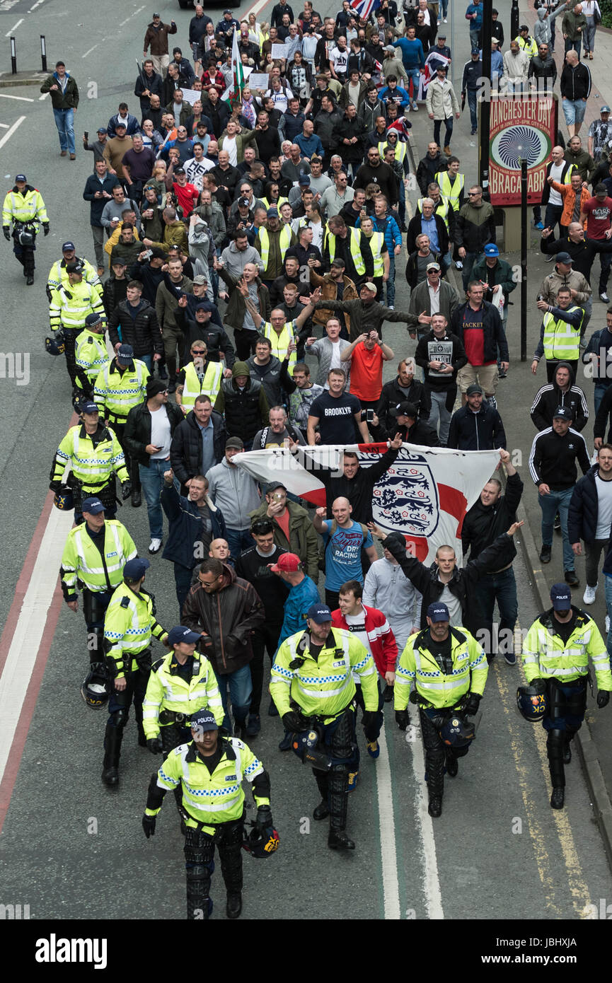 Circa un migliaio di partecipare a destra "unirsi contro l' odio anti-islamico e marzo Rally porterebbe da Tommy Robinson nel centro della città di Manchester, UK. Foto Stock