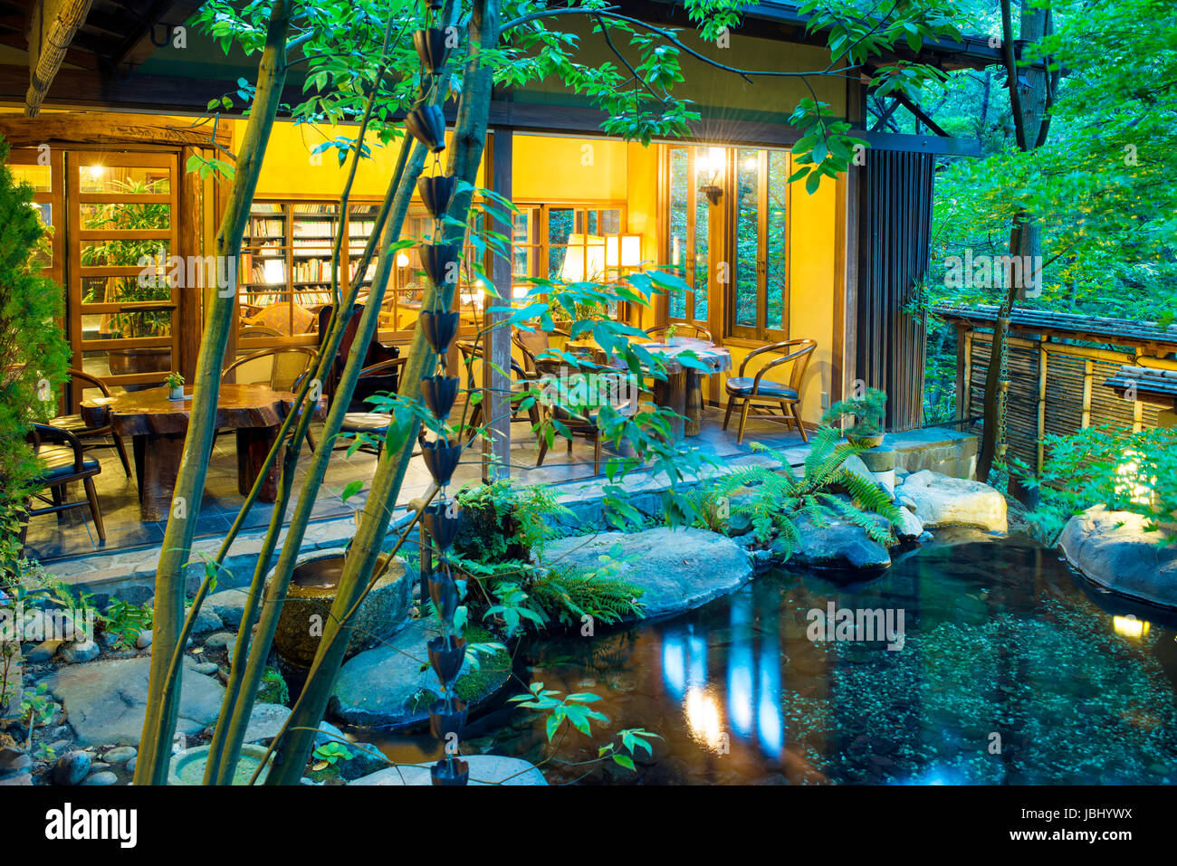 Lo stagno di pesce e biblioteca presso il tradizionale giapponese inn, o Ryokan, chiamato Iwanoyu a Seni Onsen in Nagano, Giappone Foto Stock