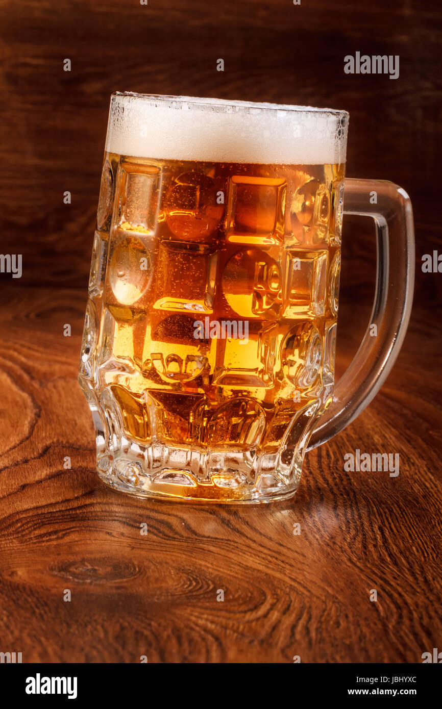 Bicchiere di birra su sfondo scuro. In stile vintage. Foto Stock