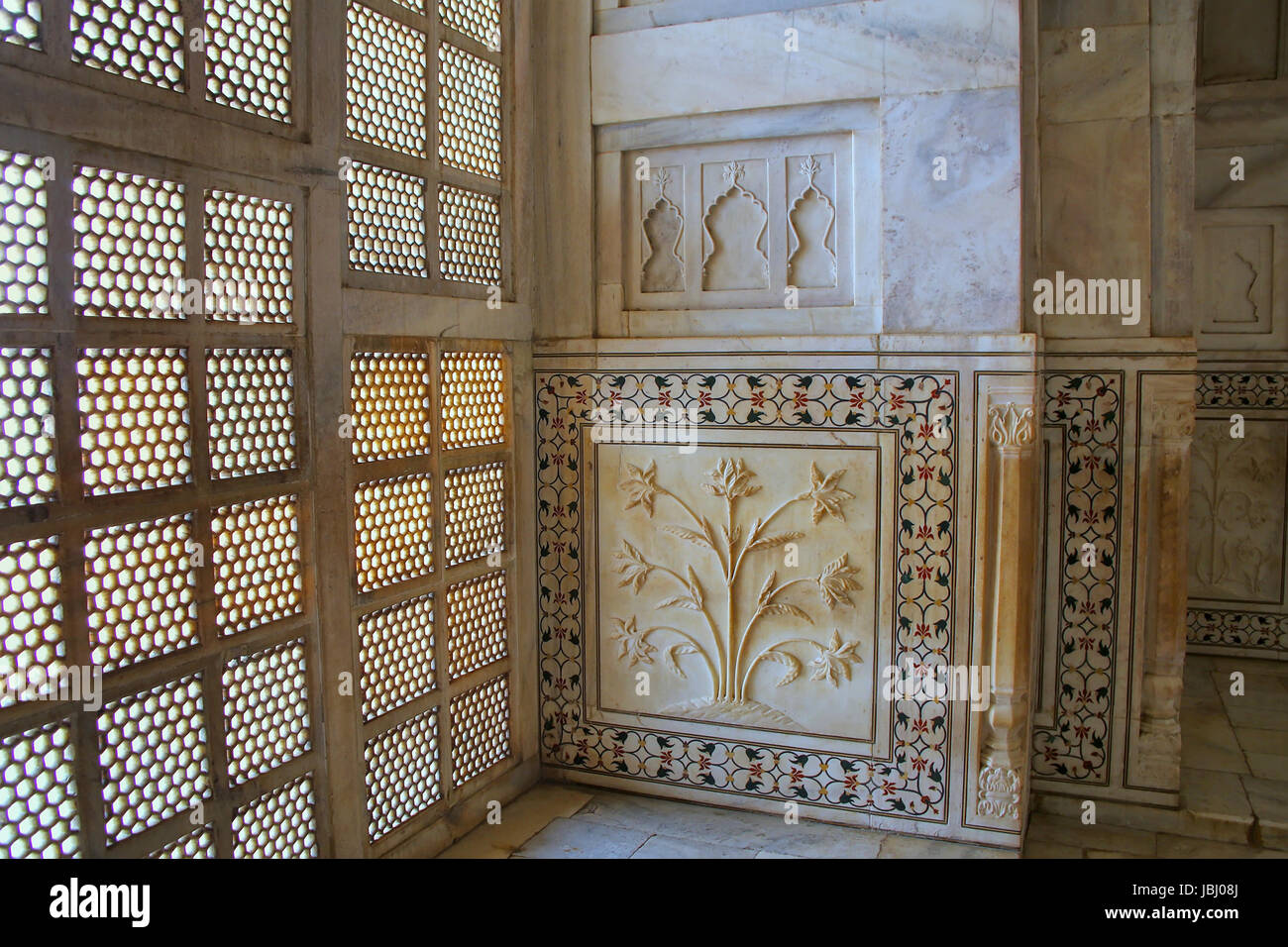 Traliccio jali schermo e parete decorata all'interno del Taj Mahal, Agra, Uttar Pradesh, India. Fu costruito nel 1632 dall'imperatore Mughal Shah Jahan in casa th Foto Stock