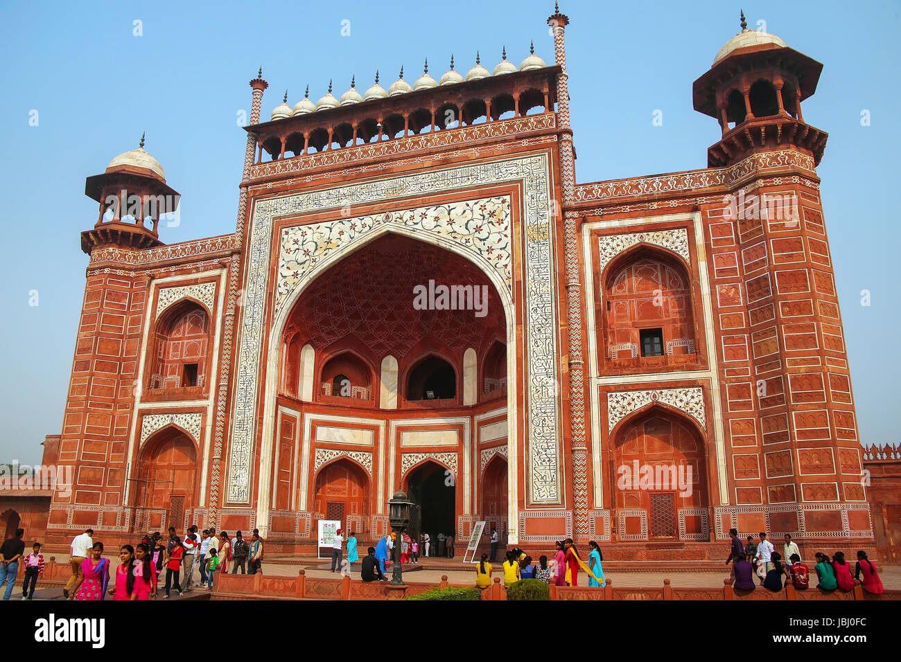 I turisti in piedi vicino Darwaza-i-Rauza (Porta grande) in Chowk-ho Jilo Khana cortile, Taj Mahal complessa, Agra, India. Il gate è l'entrata principale Foto Stock