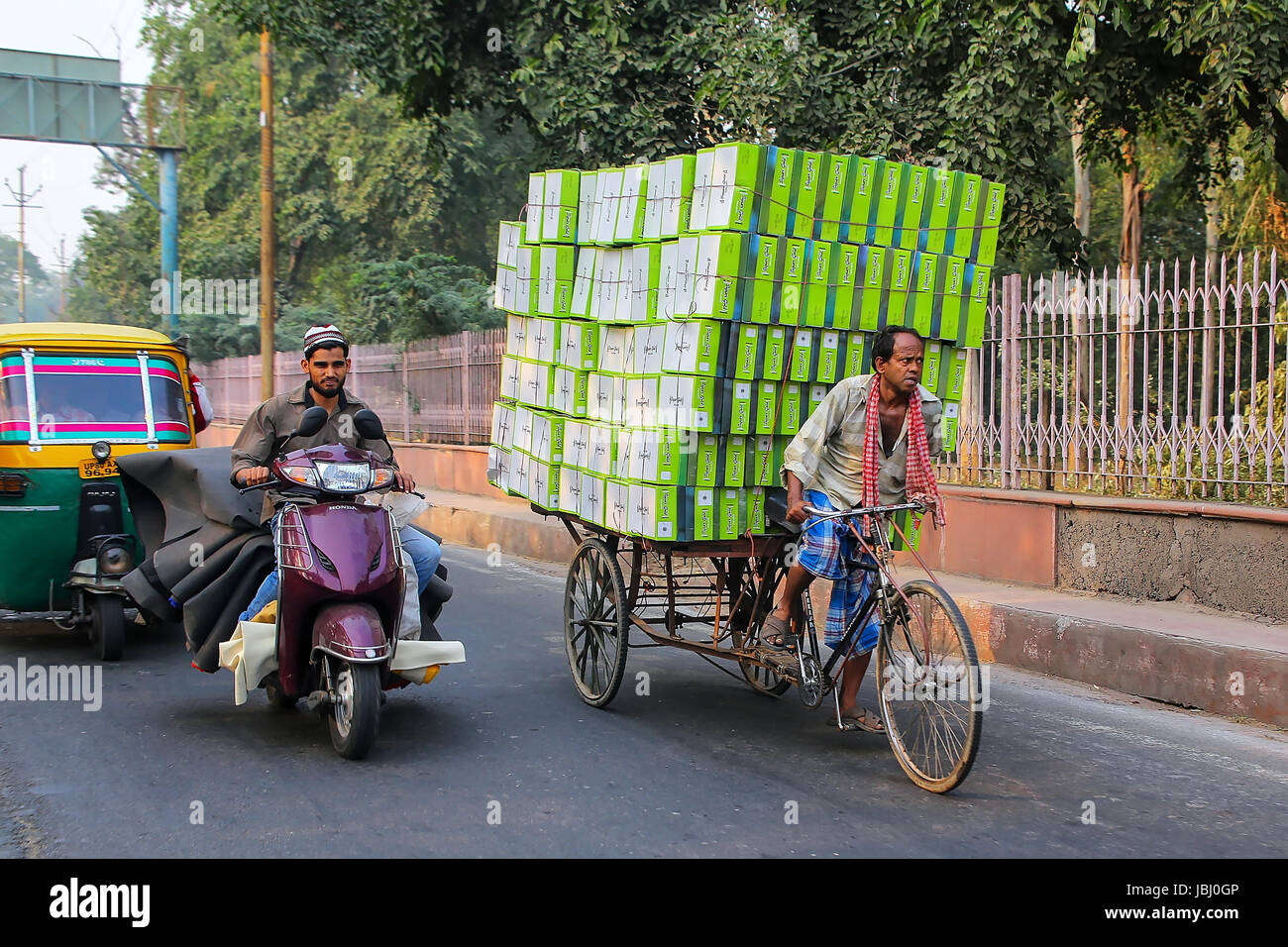 La gente guida su una strada in Agra, Uttar Pradesh, India. Agra è una delle più popolose città in Uttar Pradesh Foto Stock