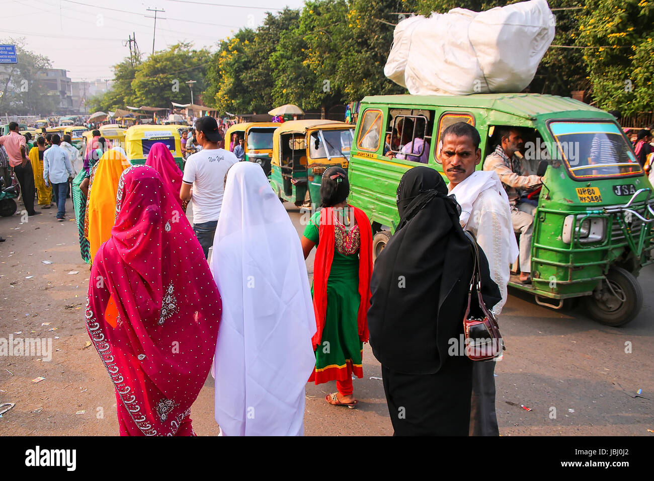 La popolazione locale a piedi a Kinari Bazar in Agra, Uttar Pradesh, India. Agra è una delle più popolose città in Uttar Pradesh Foto Stock