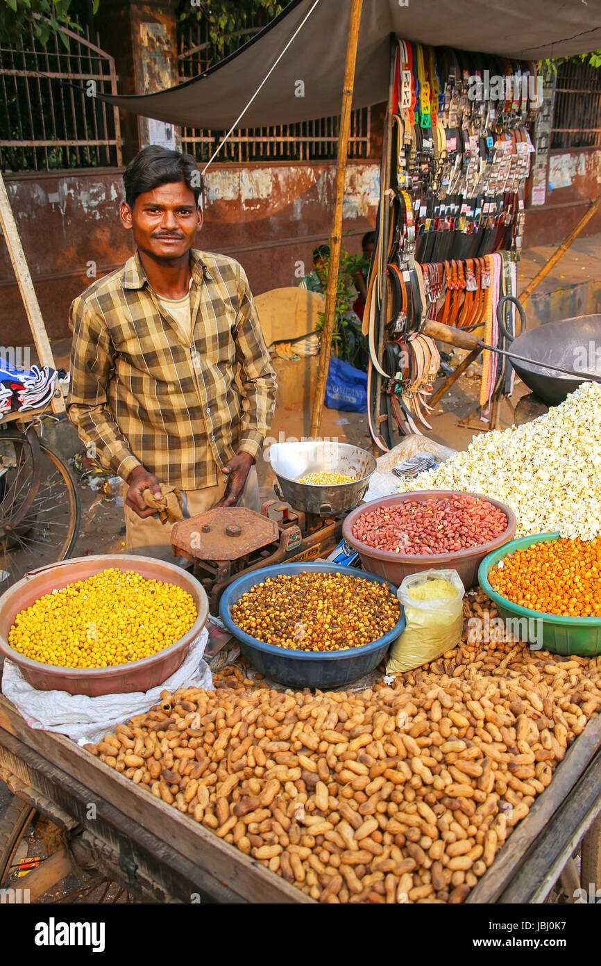 Giovane uomo vendita di popcorn a Kinari Bazar in Agra, Uttar Pradesh, India. Agra è una delle più popolose città in Uttar Pradesh Foto Stock