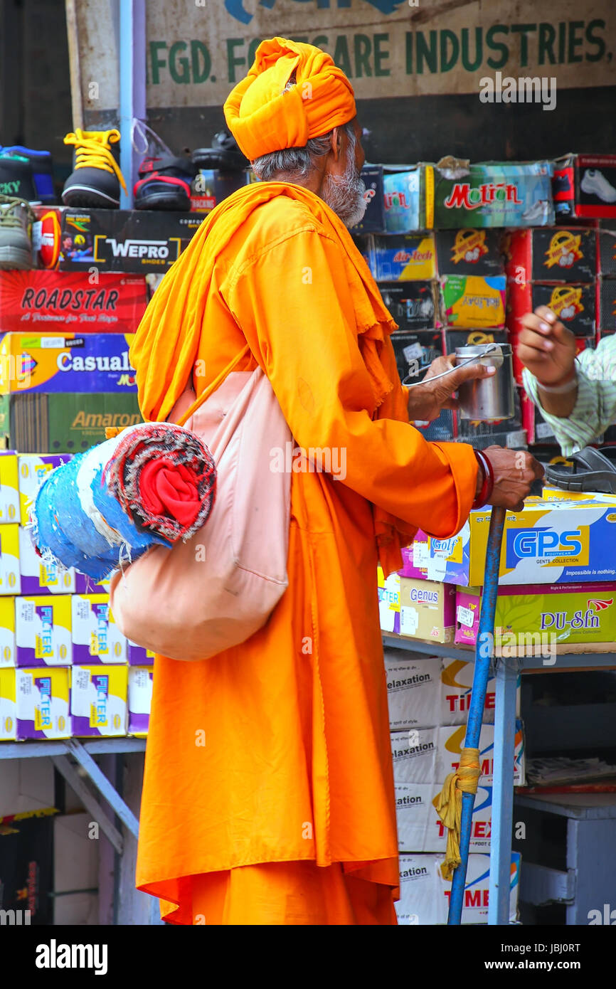 Uomo di accattonaggio a Kinari Bazar in Agra, Uttar Pradesh, India. Agra è una delle più popolose città in Uttar Pradesh Foto Stock