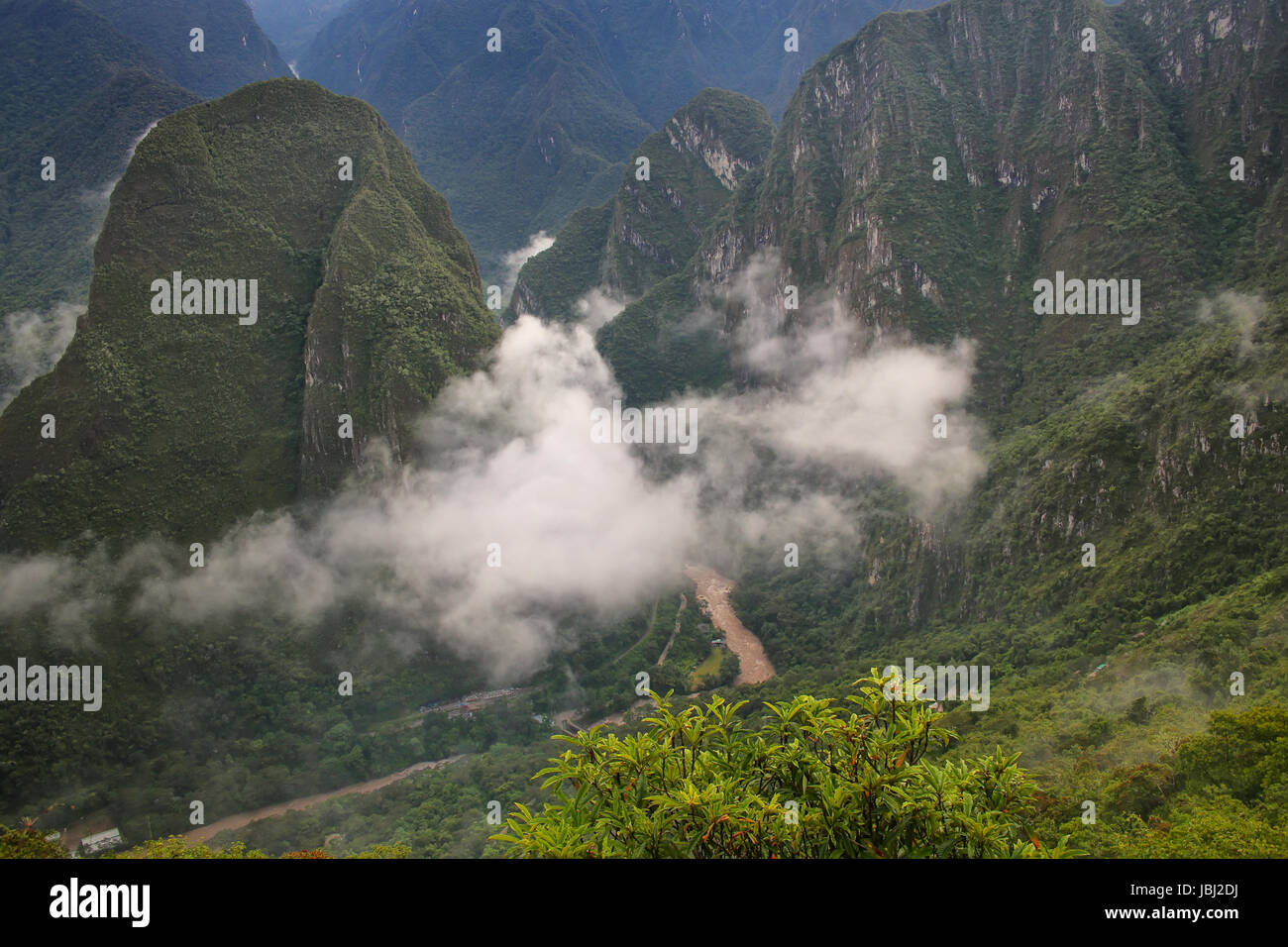Fiume Urubamba con nebbia di mattina vicino a Machu Picchu in Perù. Questo fiume formata la Valle Sacra che è stata apprezzata dagli Incas grazie al suo speciale g Foto Stock