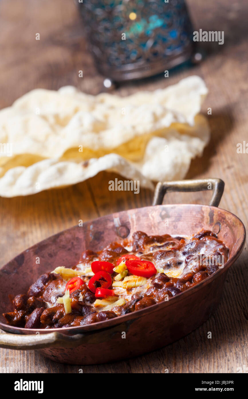 Indische Dhal Gericht in einer Kupferpfanne Foto Stock