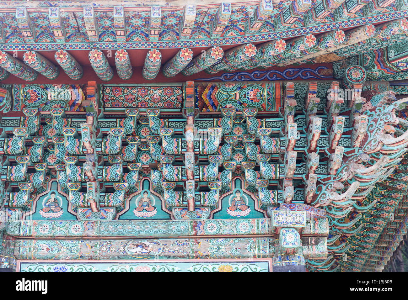 Colorate opere d'arte di pitture su legno a un coreano tempio buddista Foto Stock