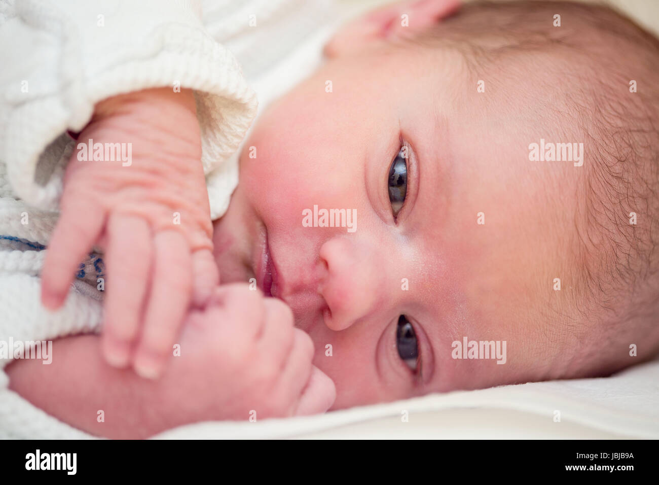 Guardando con occhi openet neonato in ospedale - le prime ore della vita nuova Foto Stock
