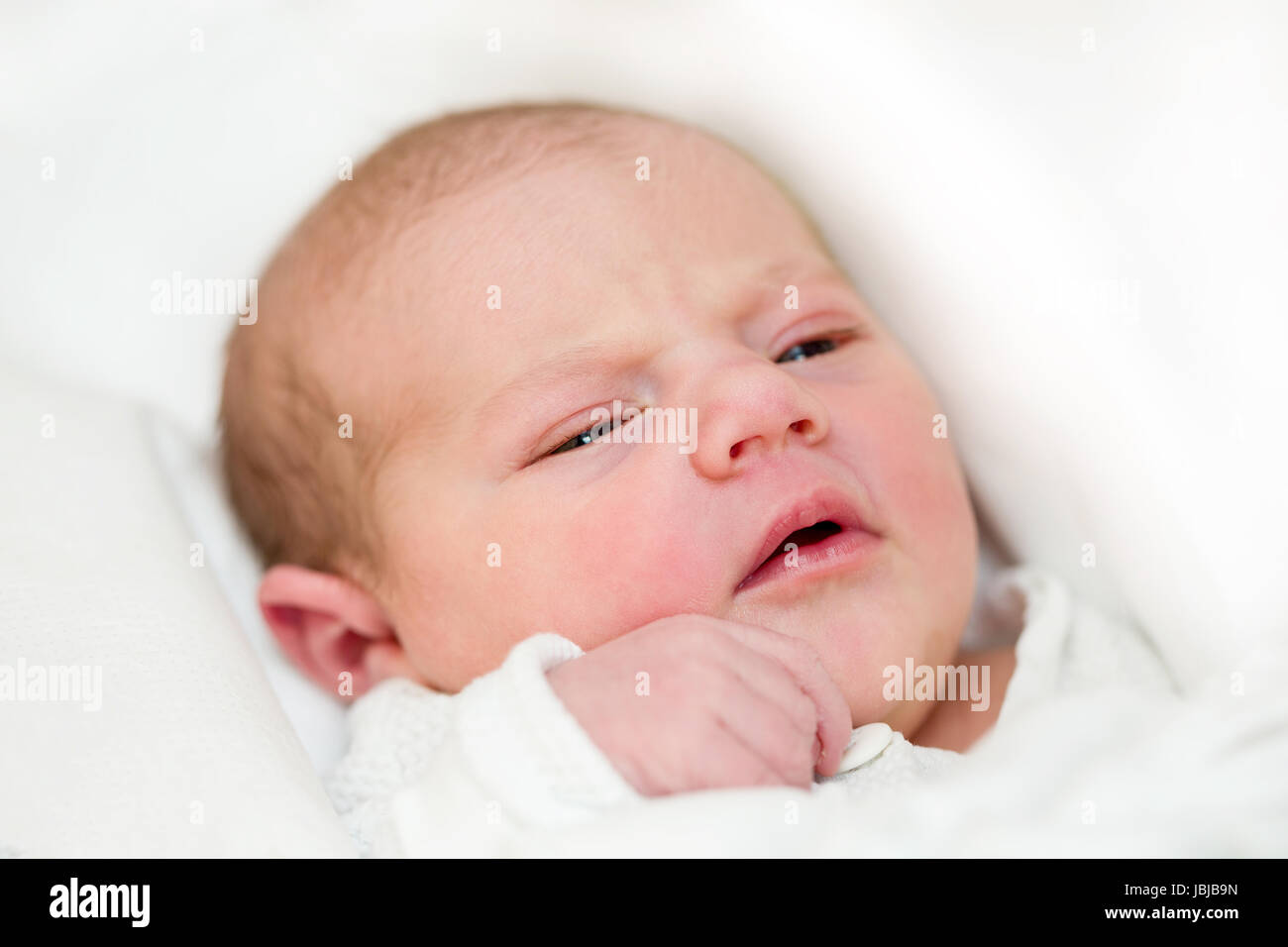 Guardando con occhi openet neonato in ospedale - le prime ore della vita nuova Foto Stock