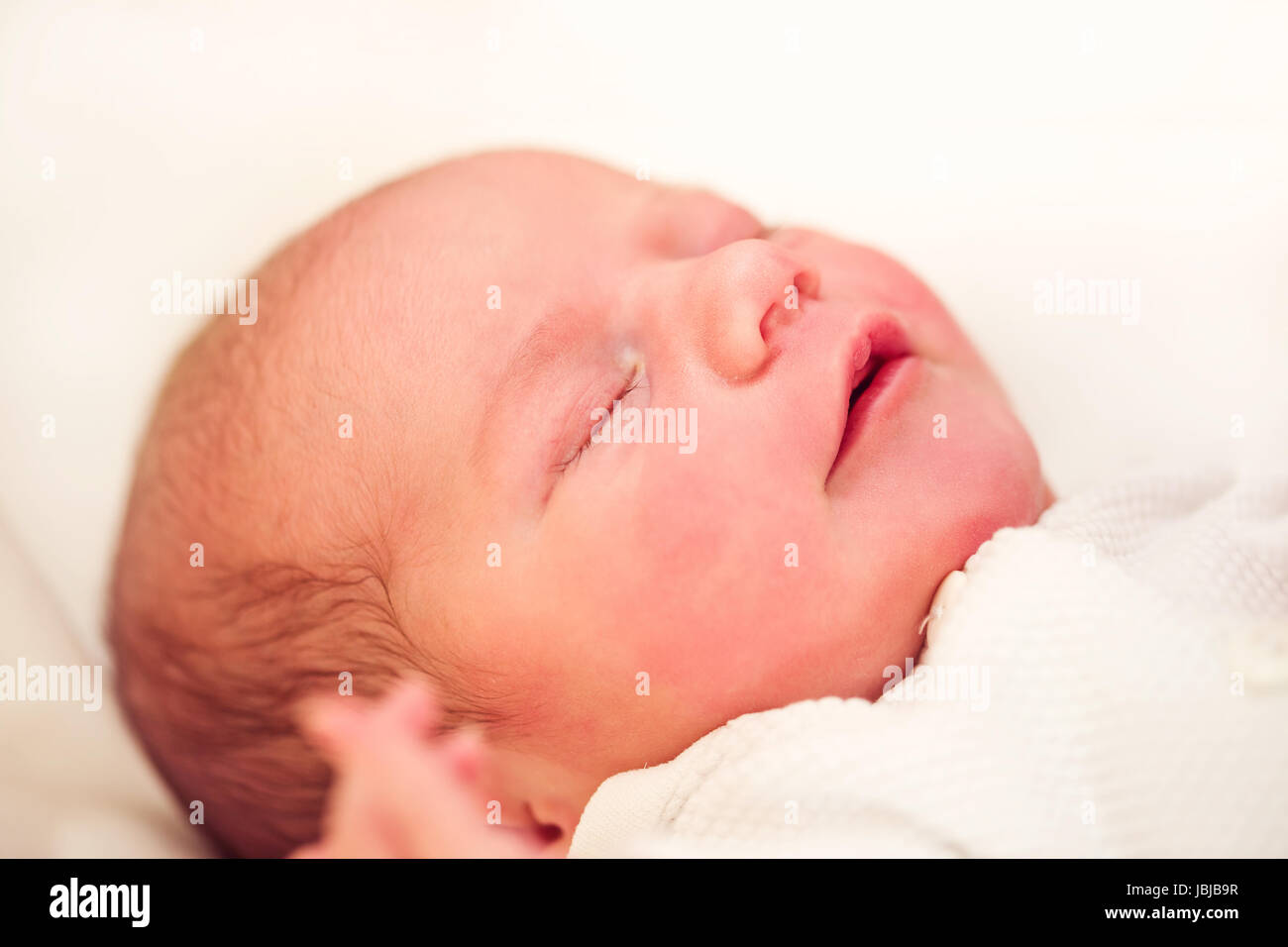 Sleeping neonato in ospedale - le prime ore della vita nuova Foto Stock