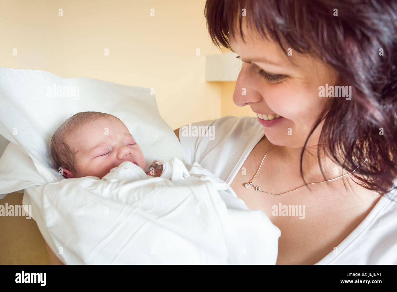 Madre con la sua incantevole piccola bambina in baby wrap, prime ore della nuova vita, della messa a fuoco per neonato Foto Stock