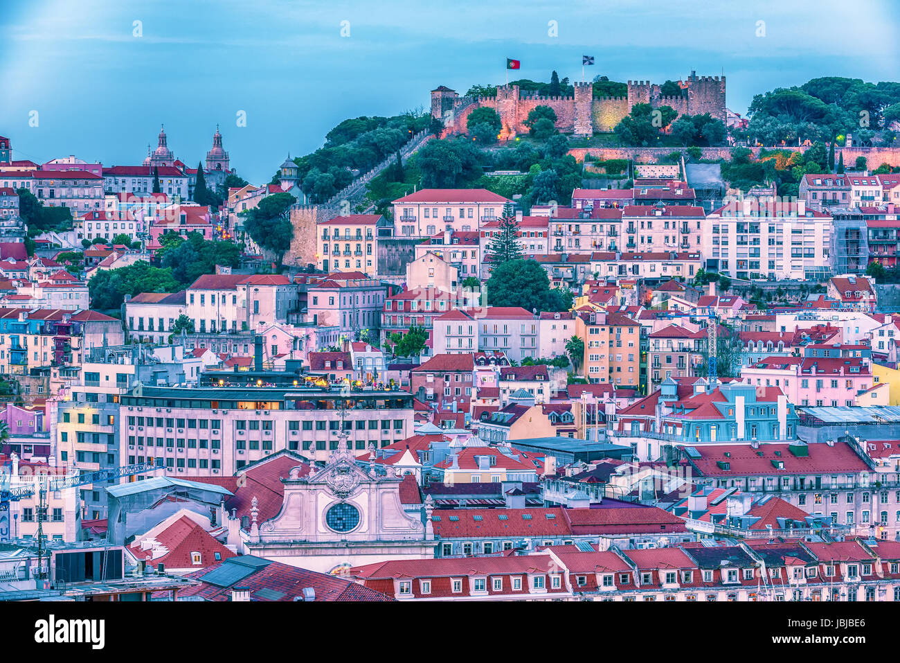 Lisbona, Portogallo: veduta aerea della città vecchia e il castello Sao Jorge, il Castelo de Sao Jorge Foto Stock