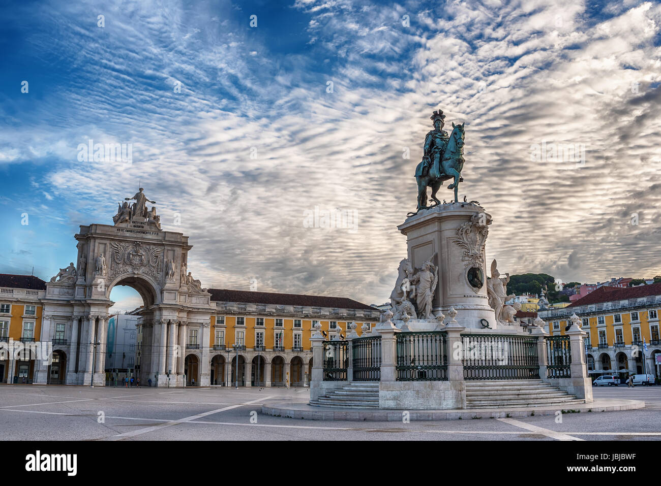 Lisbona, Portogallo: il trionfale Rua Augusta Arch, Arco Triunfal de Rua Augusta, Praca do Comercio e la statua del re José I Foto Stock