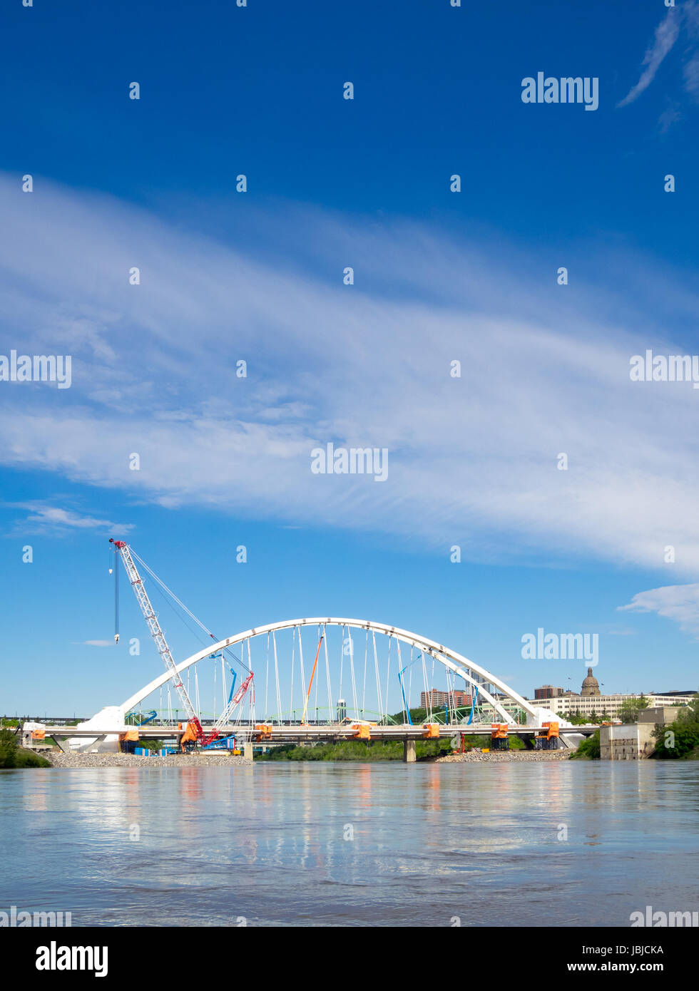 Una vista del nuovo ponte Walterdale (in costruzione nell'immagine), come si vede dal Nord del Fiume Saskatchewan, in Edmonton, Alberta, Canada. Foto Stock