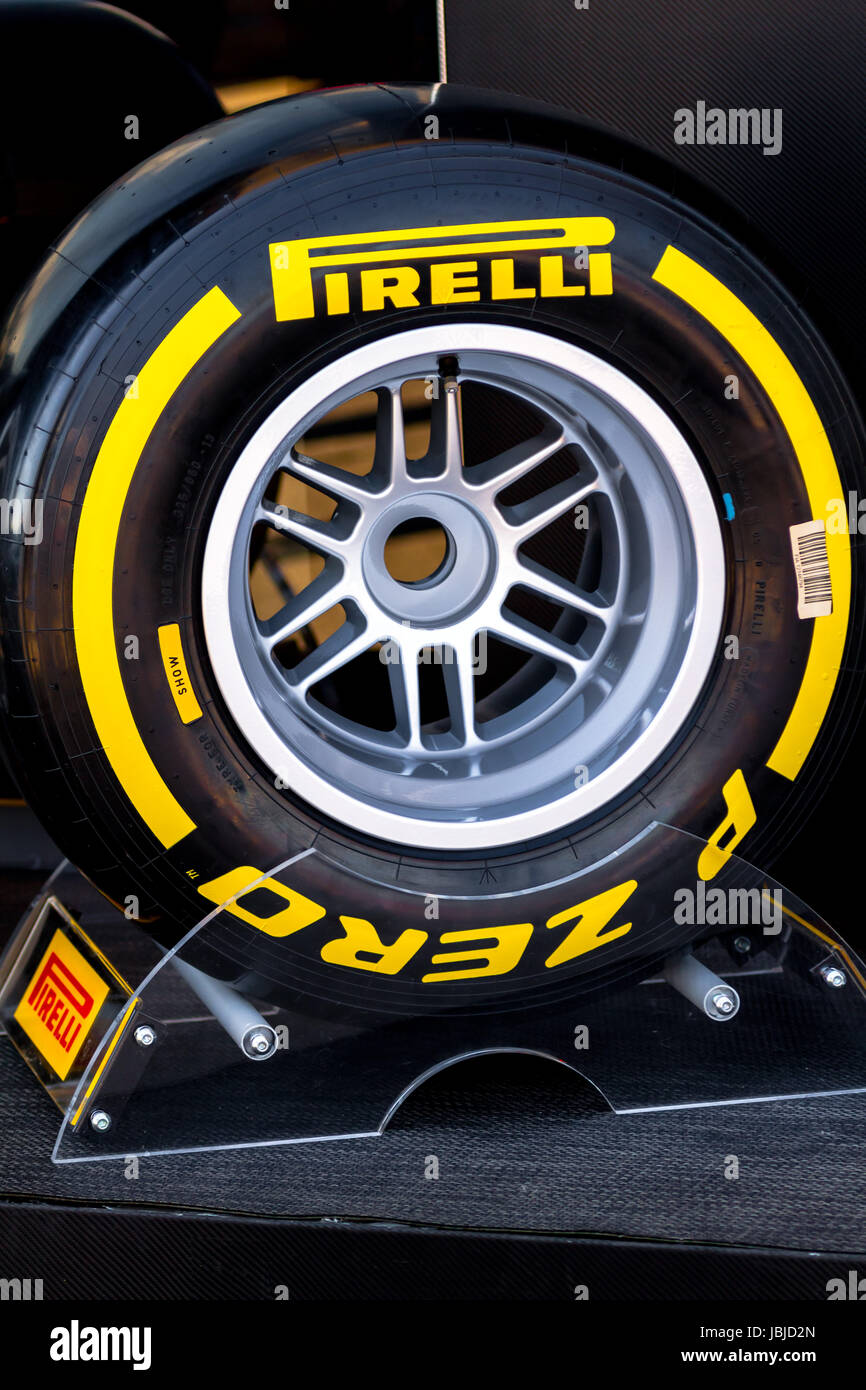 JEREZ DE LA FRONTERA, Spagna - Feb 05: Esposizione di soft pneumatico Pirelli per il campionato di Formula 1 del 2013 in febbraio 05 , 2013, a Jerez de la Frontera , Spagna Foto Stock