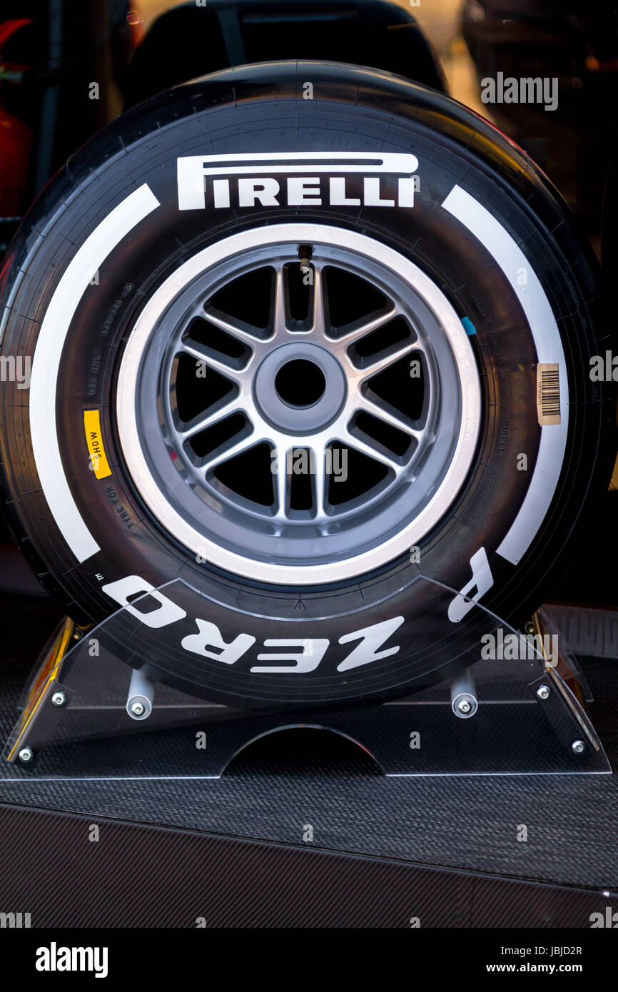 JEREZ DE LA FRONTERA, Spagna - Feb 05: Esposizione del mezzo pneumatico Pirelli per il campionato di Formula 1 del 2013 in febbraio 05 , 2013, a Jerez de la Frontera , Spagna Foto Stock