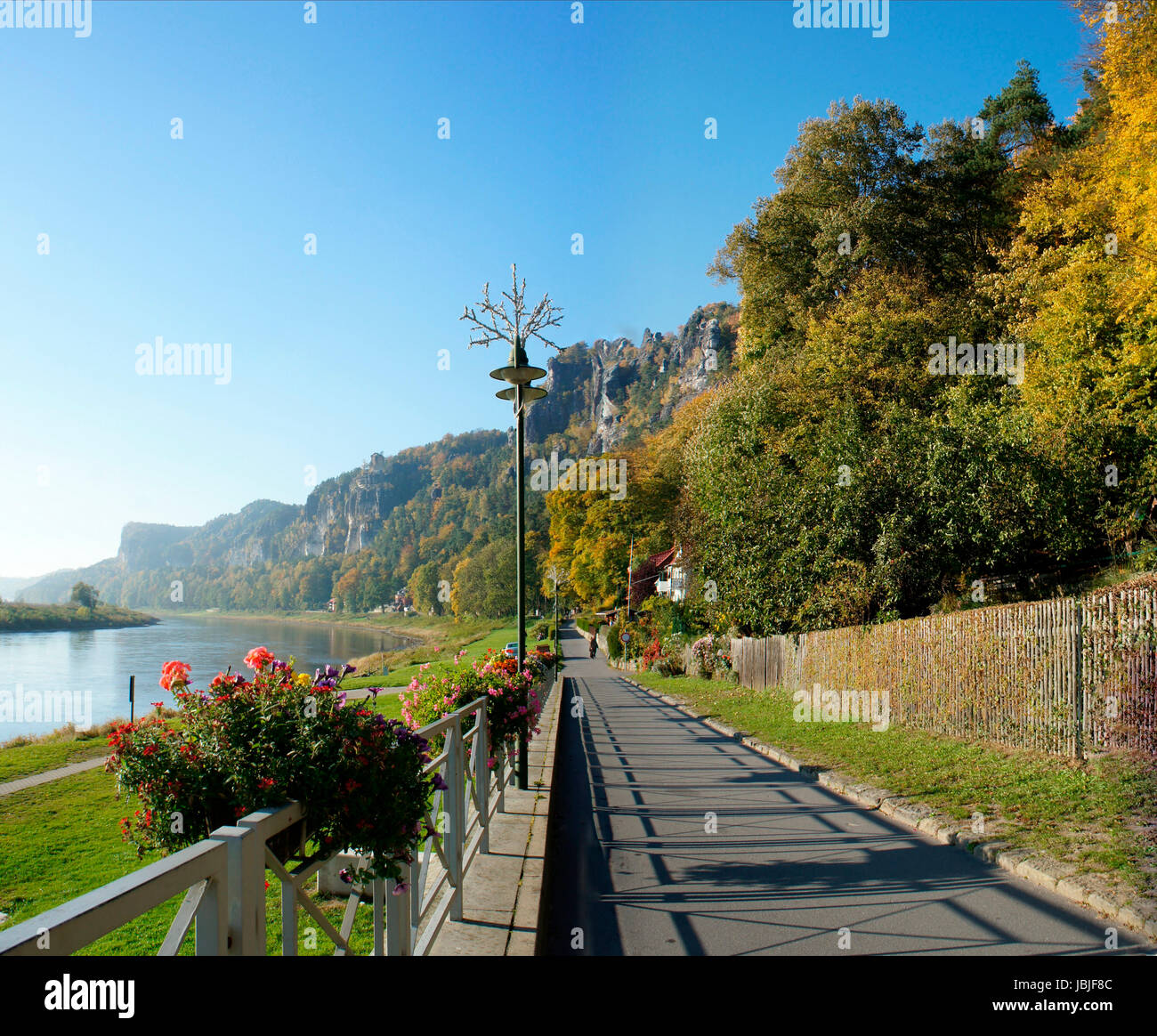 Passeggiata in der Sächsischen Schweiz entlang der Elbe in Deutschland; Blumenkästen bunte, Herbstwälder und die schroffen Felsen der Bastei Promenade in Svizzera Sassone lungo il fiume Elba in Germania; fiori colorati in scatole, autunno le foreste e le rocce scoscese della Bastei Foto Stock