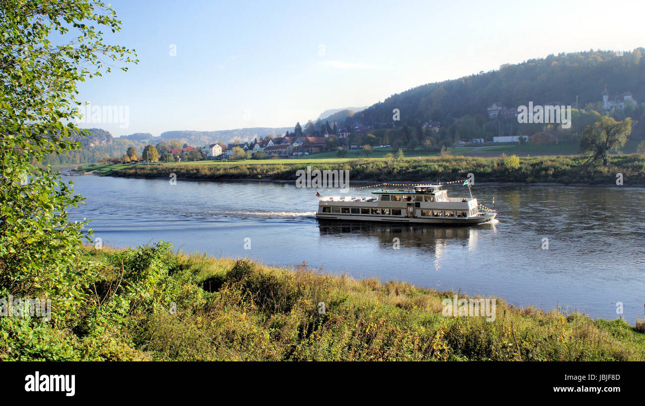 Ein Dampfer im oberen Elbtal di Sachsen, Deutschland, ein Dorf und bunte Laubwälder un battello a vapore nella parte superiore della valle dell'Elba, in Sassonia, in Germania, un villaggio e coloratissimi boschi di latifoglie Foto Stock