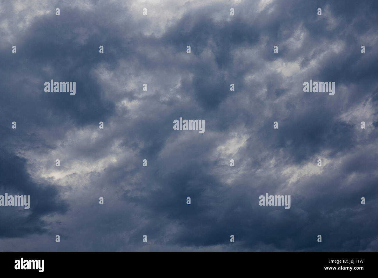 Cielo scuro con nuvole temporalesche, drammatica nuvola nera e temporale Foto Stock