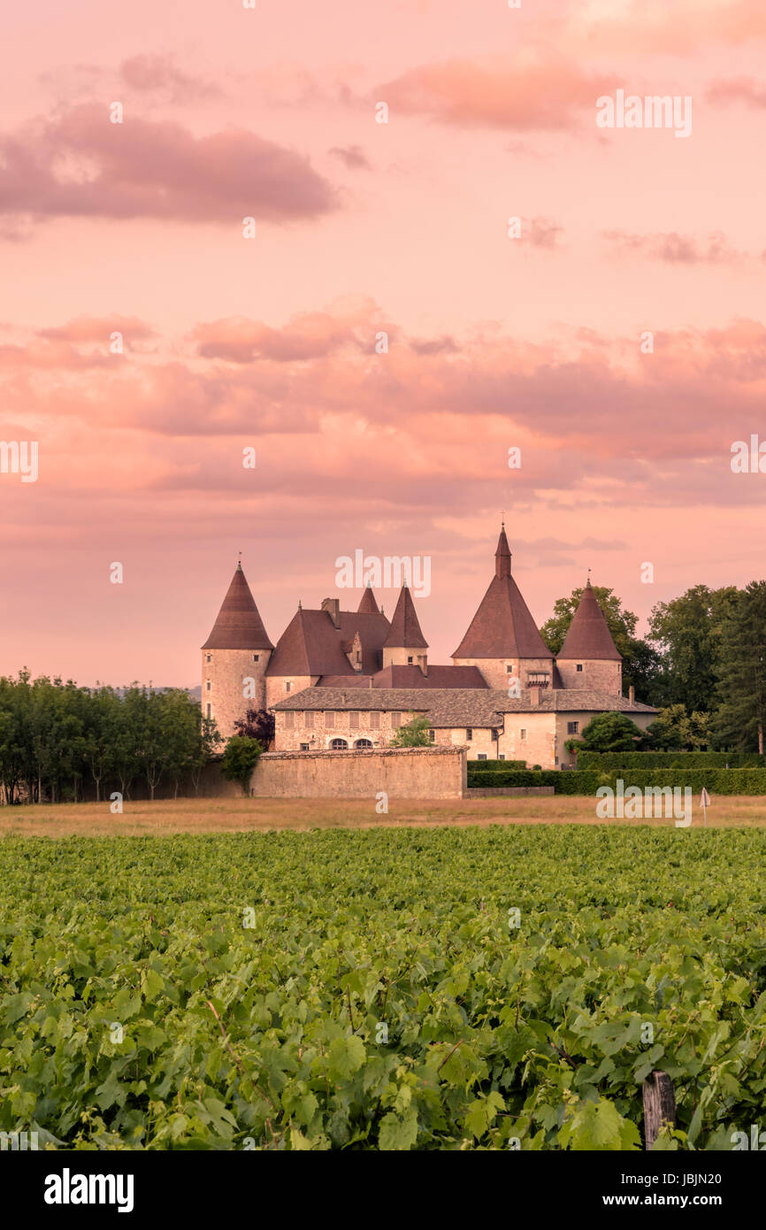 Tramonto sul castello medioevale de Corcelles-en-Beaujolais, Corcelles-en-Beaujolais, Rhône, Francia Foto Stock