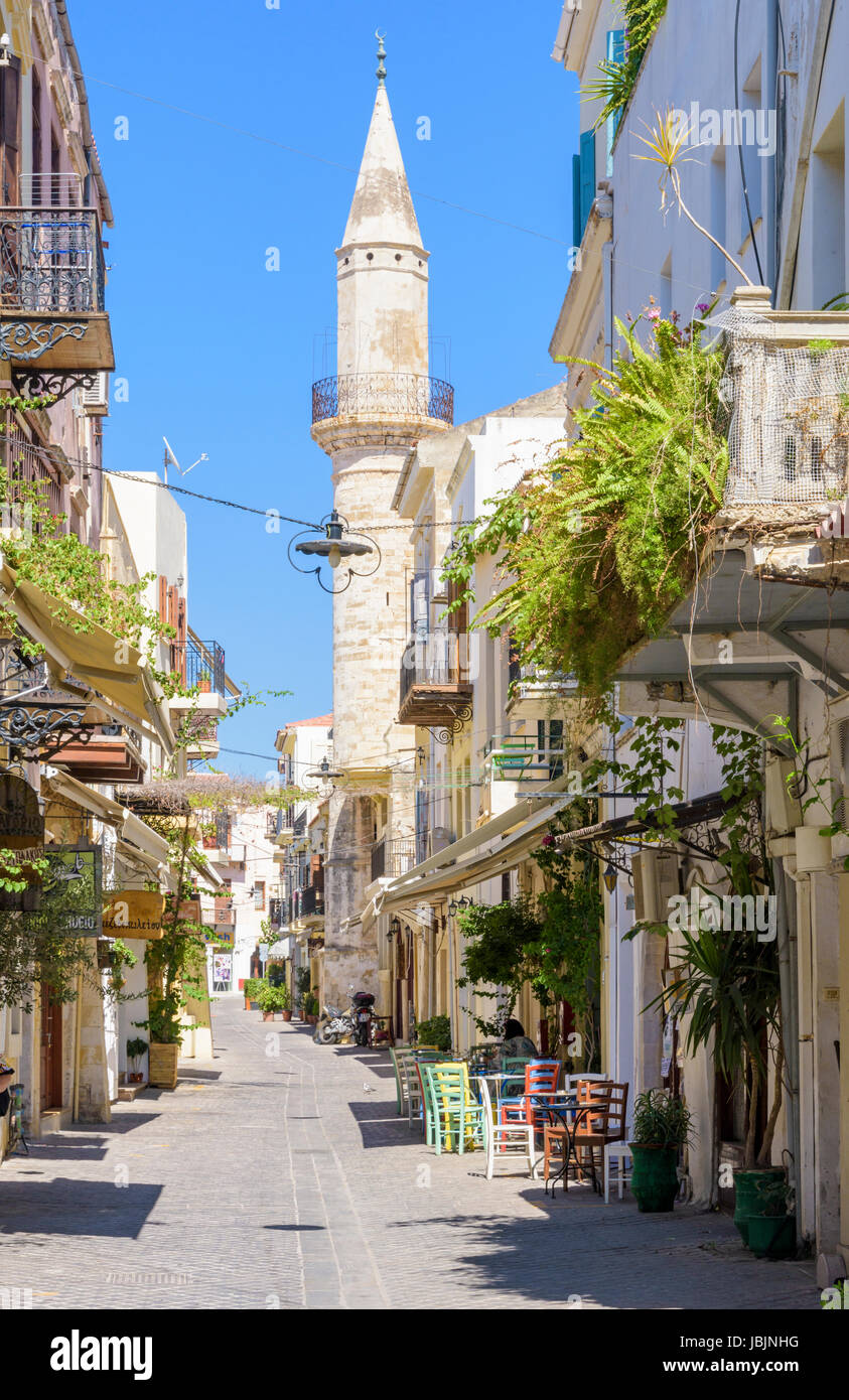 Uno di Chania il superstite di minareti Ottomano, la Ahmet Aga minareto, lungo Chatzimichali Daliani Street, Chania, Creta, Grecia Foto Stock