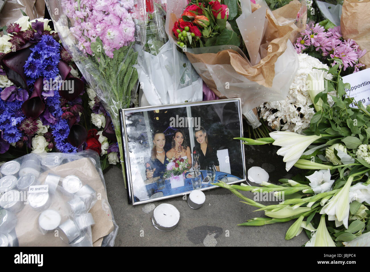 Fiori è posto a London Bridge di Londra il 9 giugno 2017 per coloro che hanno perso la loro vita in London Bridge attacco terroristico. Foto Stock
