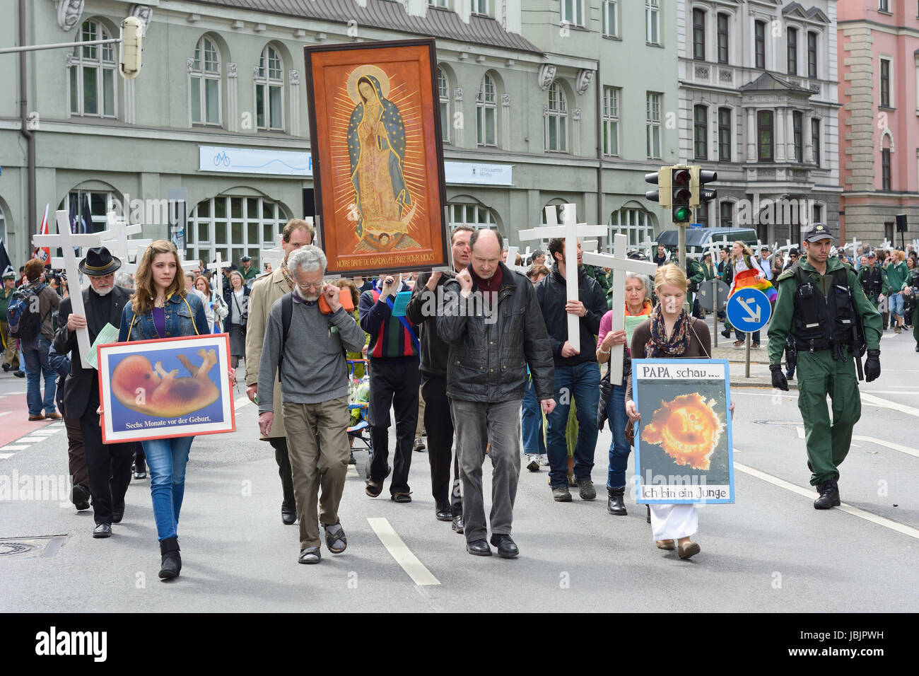 Monaco di Baviera, Germania - 10 Maggio 2014: Anti-Abortion dimostrazione con i partecipanti che trasportano croci cristiane e banner. Centinaia hanno protestato pacificamente a Monaco di Baviera. Foto Stock