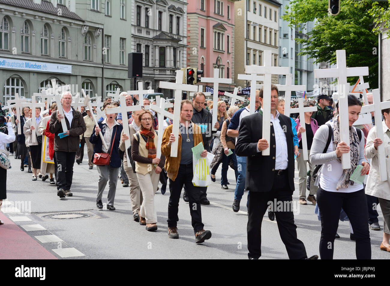 Monaco di Baviera, Germania - 10 Maggio 2014: Anti-Abortion dimostrazione con i partecipanti che trasportano croci cristiane e banner. Centinaia hanno protestato pacificamente a Monaco di Baviera. Foto Stock